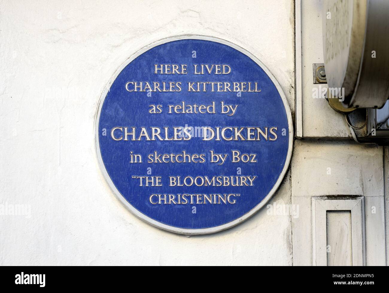London, Großbritannien. Gedenktafel an der Great Russell Street 14: 'Hier lebte Charles Kitterbell, wie von Charles Dickens in Skizzen von Boz 'The Bloo Stockfoto