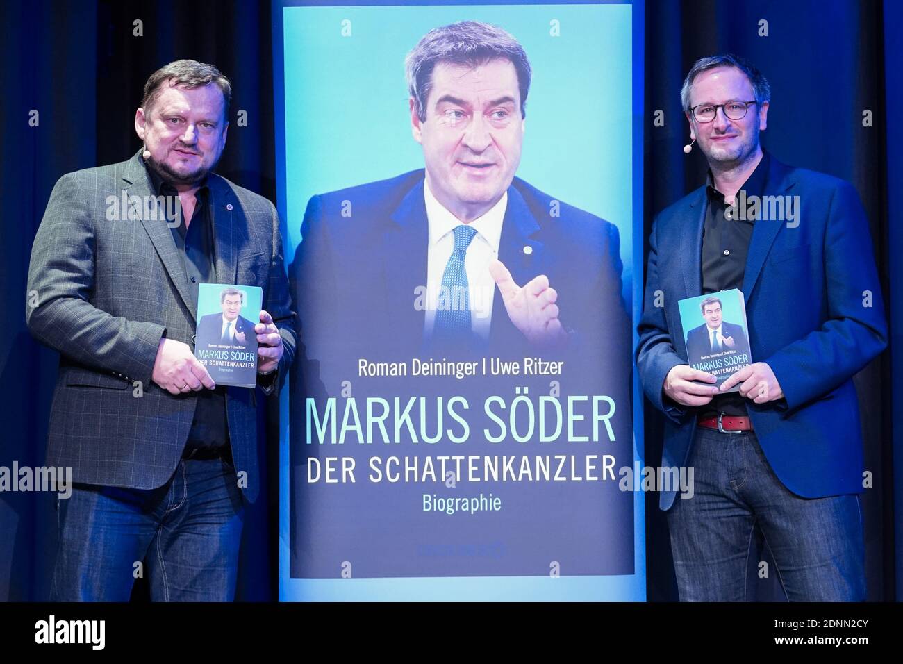 Berlin, Deutschland. Dezember 2020. Die Autoren und SZ-Journalisten Uwe Ritzer (l.) und Roman Deininger präsentieren auf der Urania ihre Biographie "Markus Söder - der Schattenkanzler". Quelle: Jörg Carstensen/dpa/Alamy Live News Stockfoto