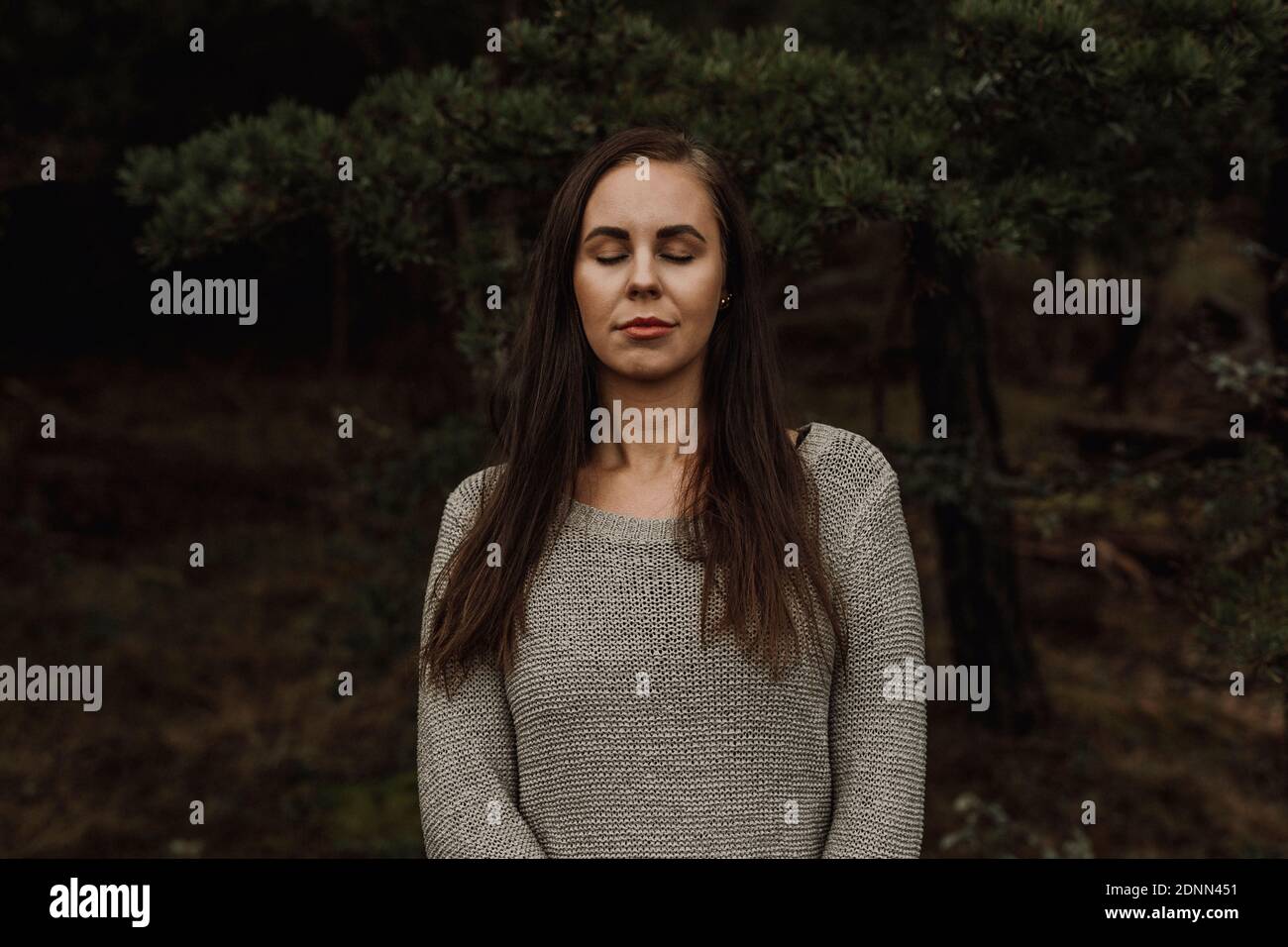 Frau mit geschlossenen Augen Stockfoto