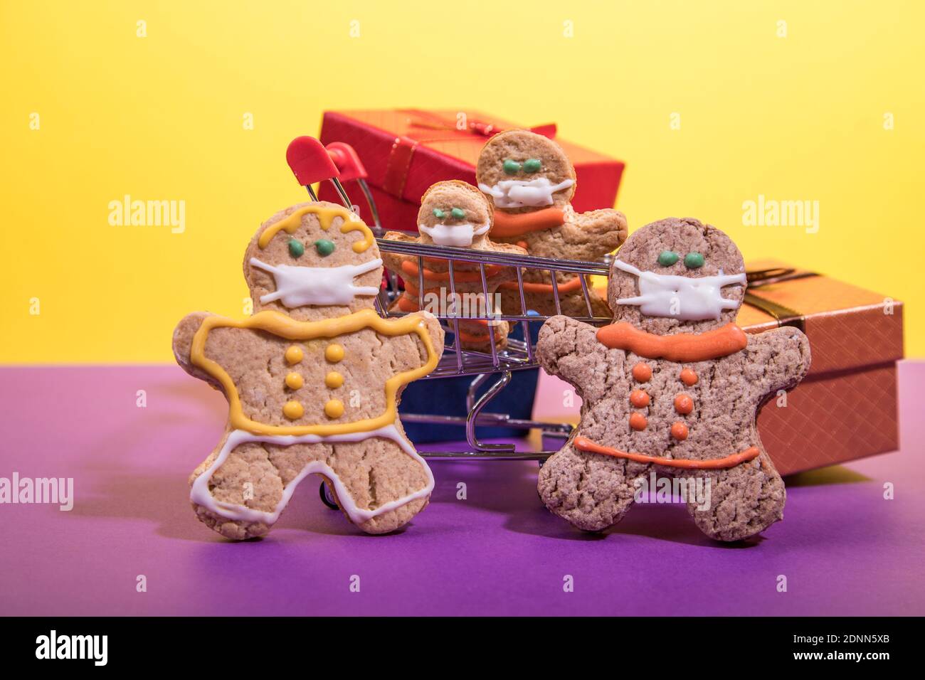 Ein Familienausflug zum Supermarkt während der Pandemie. Stockfoto