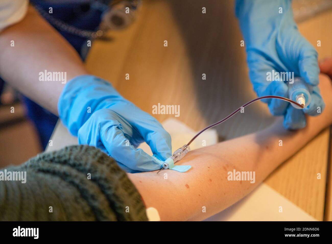 Krankenschwester nimmt Blut des Patienten Stockfoto