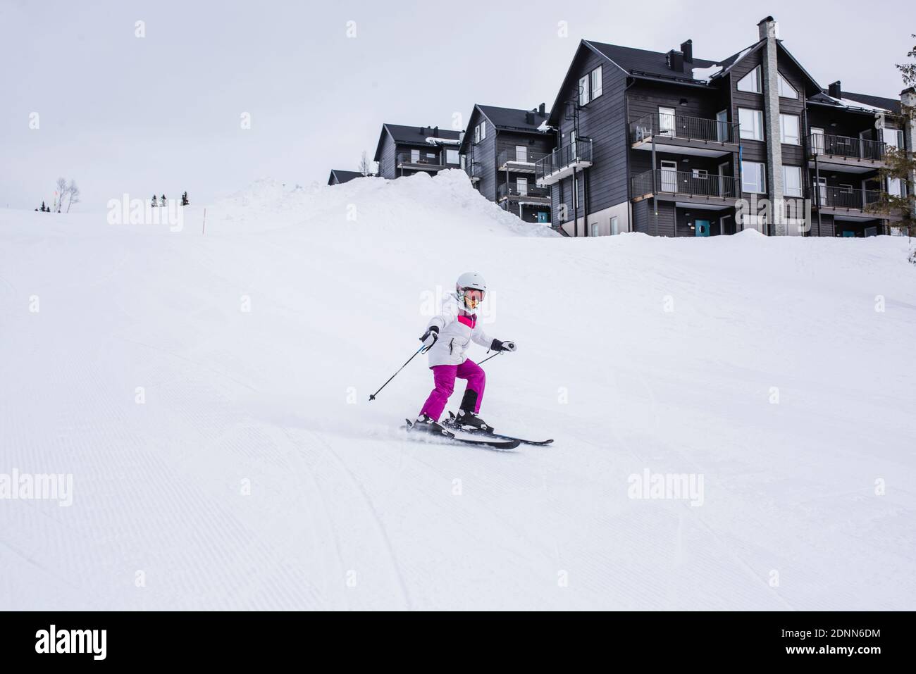 Mädchen Skifahren auf der Skipiste Stockfoto