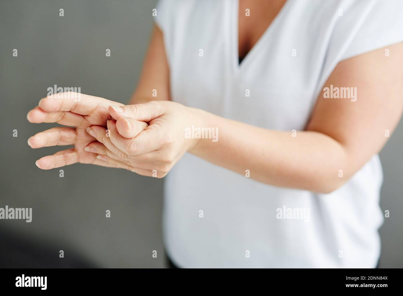 Frau, die Händedesinfektionsmittel anwendet Stockfoto