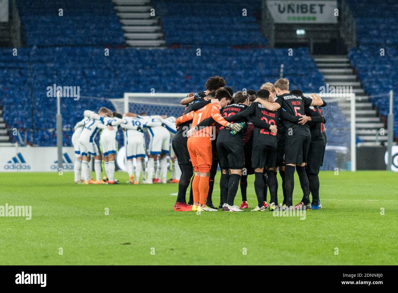 Kopenhagen, Dänemark. Dezember 2020. Die Spieler des FC Midtjylland vereinen sich im Kreis vor dem dänischen Sydbank Cup-Spiel zwischen dem FC Kopenhagen und dem FC Midtjylland im Park in Kopenhagen. (Foto Kredit: Gonzales Foto/Alamy Live News Stockfoto