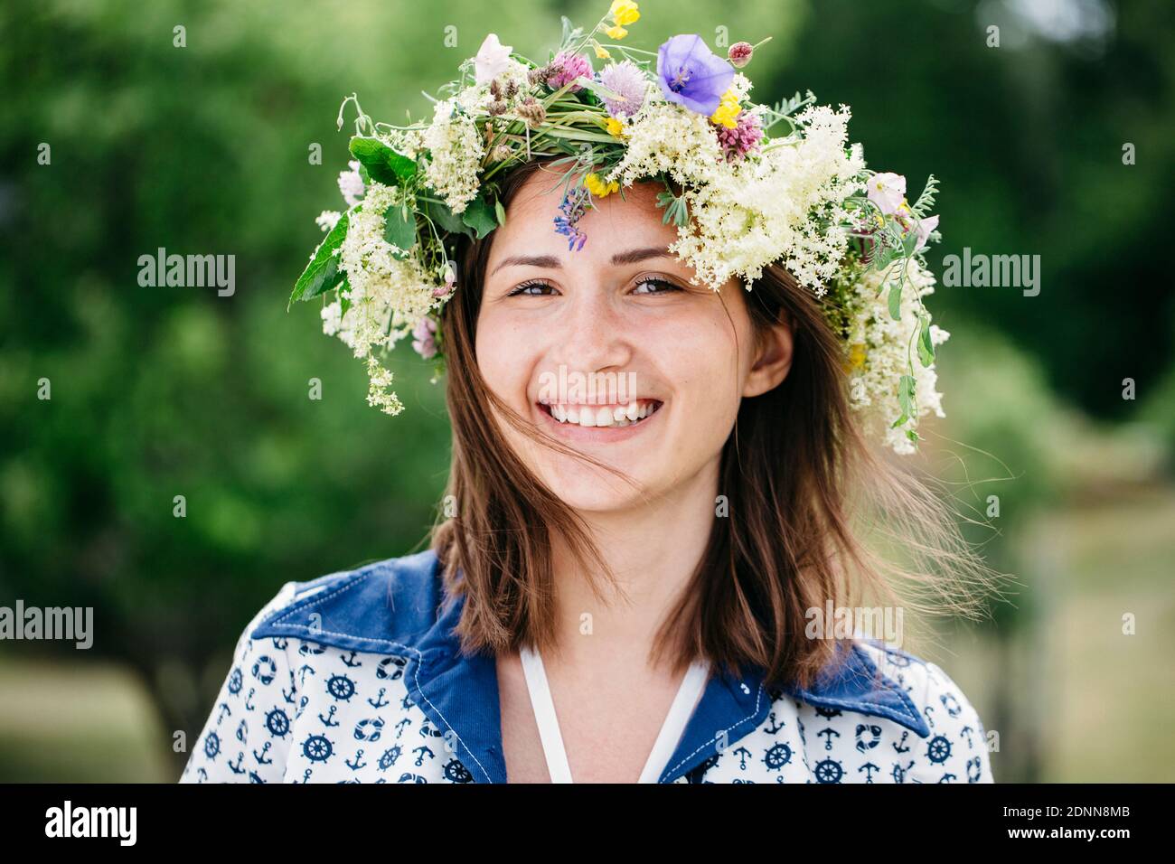 Porträt der Frau trägt Blumen Kranz Stockfoto