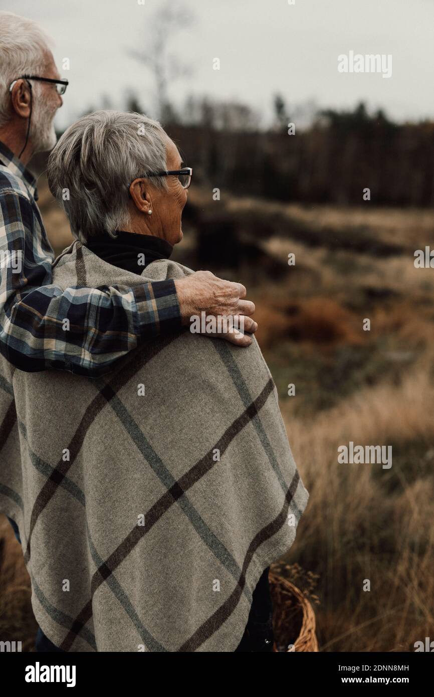 Älteres paar stehen zusammen Stockfoto