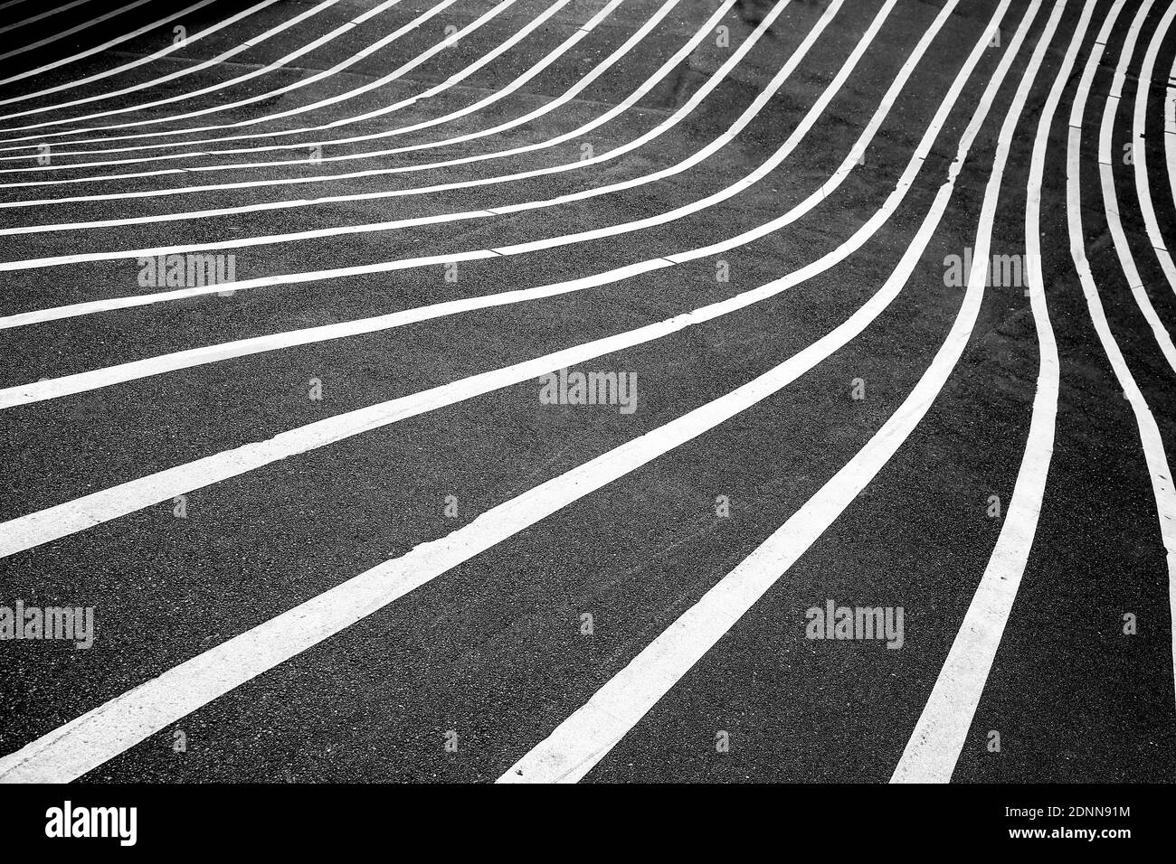 Eine Stadtstrasse Mit Krummen Strassenlinien Erzeugt Ein Lustiges Geometrisches Muster Stockfotografie Alamy