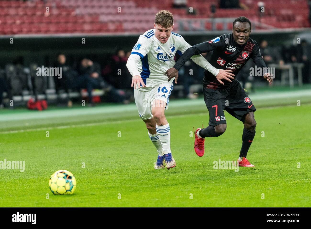 Kopenhagen, Dänemark. Dezember 2020. PEP Biel (16) vom FC Kopenhagen und Pione Sisto (7) vom FC Midtjylland beim dänischen Sydbank Cup-Spiel zwischen dem FC Kopenhagen und dem FC Midtjylland im Park in Kopenhagen. (Foto Kredit: Gonzales Foto/Alamy Live News Stockfoto