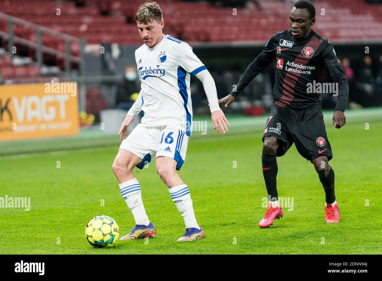 Kopenhagen, Dänemark. Dezember 2020. PEP Biel (16) vom FC Kopenhagen und Pione Sisto (7) vom FC Midtjylland beim dänischen Sydbank Cup-Spiel zwischen dem FC Kopenhagen und dem FC Midtjylland im Park in Kopenhagen. (Foto Kredit: Gonzales Foto/Alamy Live News Stockfoto