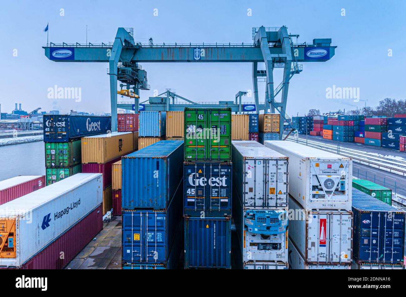 Mannheim, Deutschland. Januar 2010. Terminal Container von Mannheim mit Schnee bedeckt. Flusshafen am Rhein. Einer der wichtigsten Binnenhäfen Stockfoto