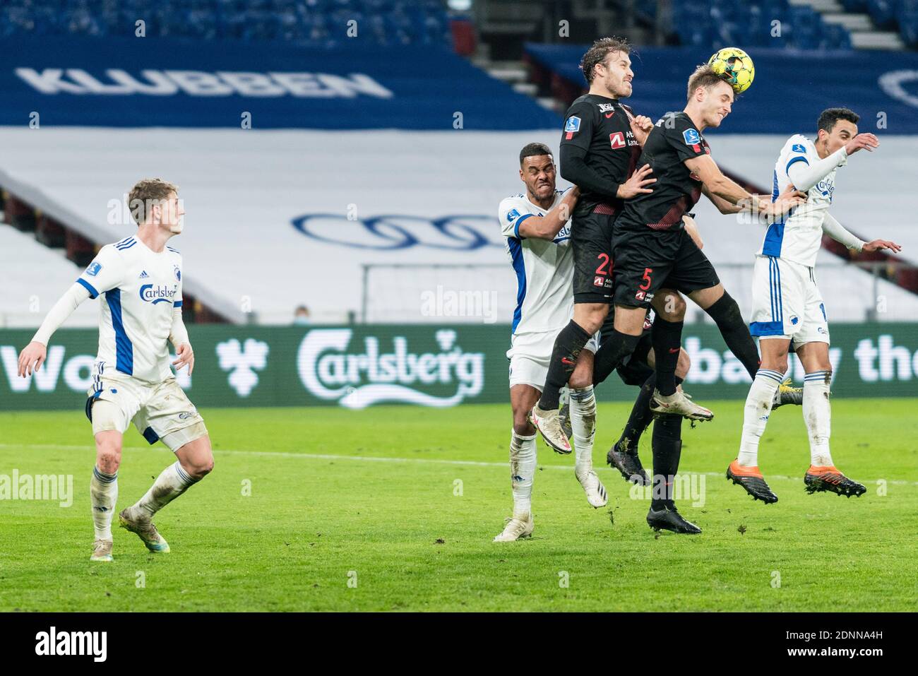 Kopenhagen, Dänemark. Dezember 2020. Erik Sviatchenko (28) und Daniel Hoegh (5) vom FC Midtjylland beim dänischen Sydbank Cup-Spiel zwischen dem FC Kopenhagen und dem FC Midtjylland in Parken in Kopenhagen. (Foto Kredit: Gonzales Foto/Alamy Live News Stockfoto