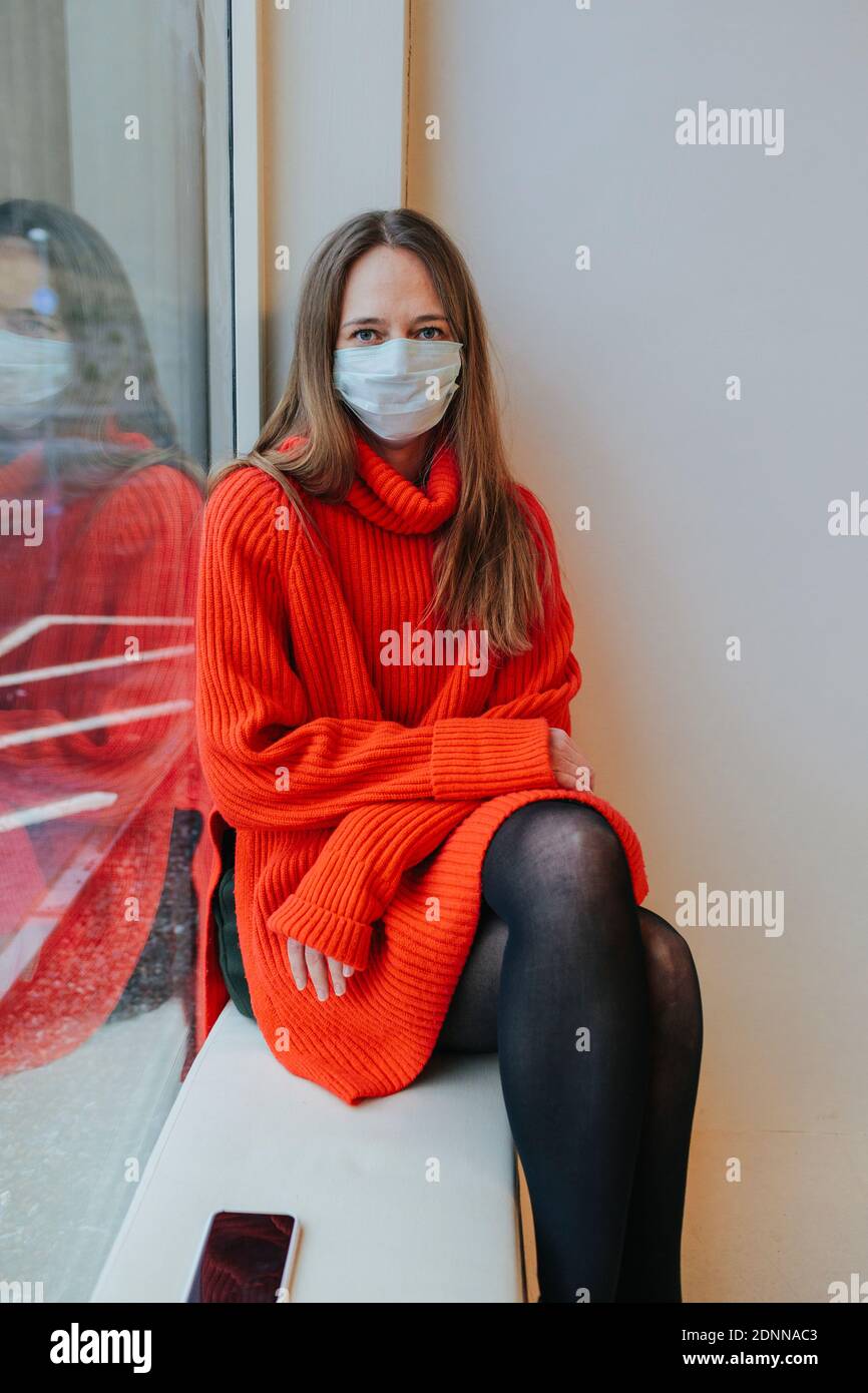 Frau das Tragen schützender Maske Stockfoto