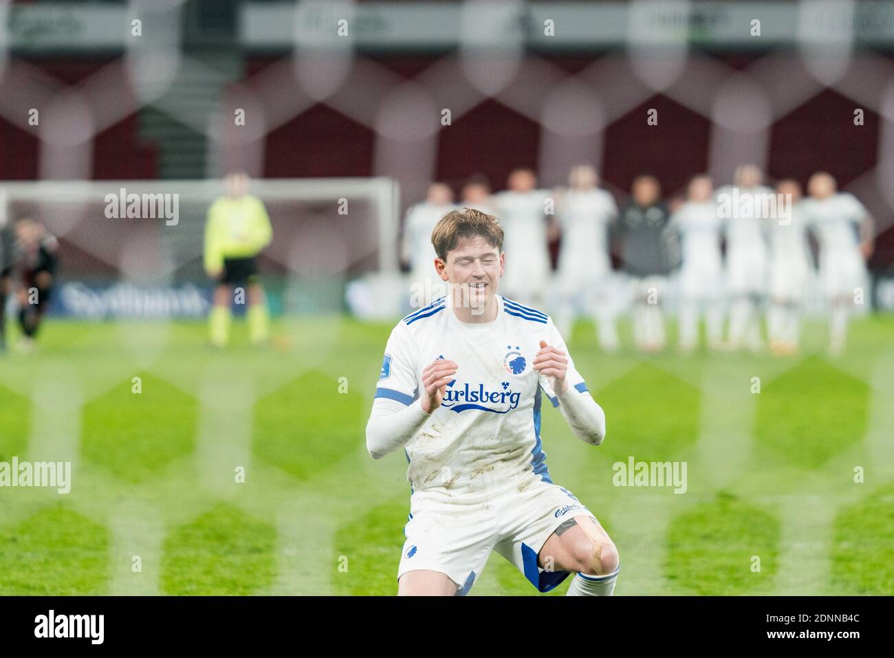 Kopenhagen, Dänemark. Dezember 2020. Nicolaj Thomsen (8) vom FC Copenhagen verfehlt beim Elfmeterschießen im dänischen Sydbank Cup-Spiel zwischen dem FC Copenhagen und dem FC Midtjylland in Parken in Kopenhagen den Strafpunkt. (Foto Kredit: Gonzales Foto/Alamy Live News Stockfoto