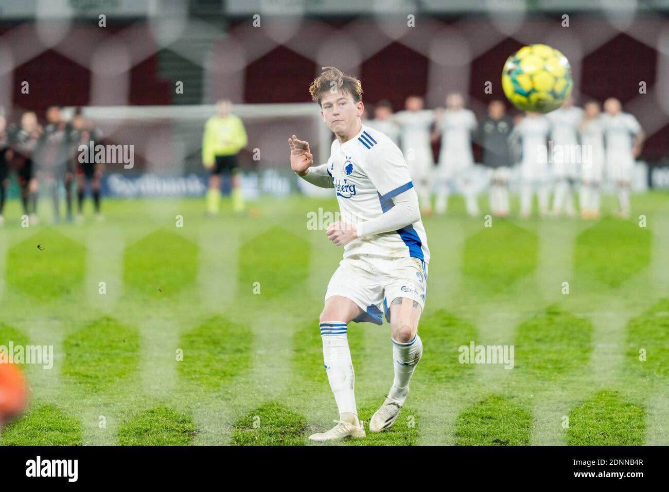 Kopenhagen, Dänemark. Dezember 2020. Nicolaj Thomsen (8) vom FC Copenhagen verfehlt beim Elfmeterschießen im dänischen Sydbank Cup-Spiel zwischen dem FC Copenhagen und dem FC Midtjylland in Parken in Kopenhagen den Strafpunkt. (Foto Kredit: Gonzales Foto/Alamy Live News Stockfoto