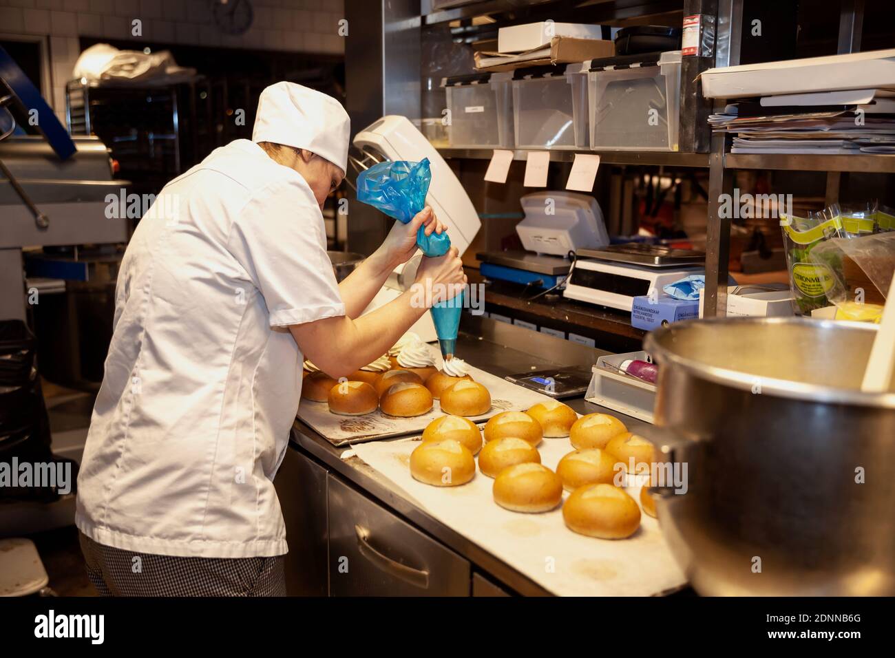 Bäckerinnen in der Bäckerei Stockfoto