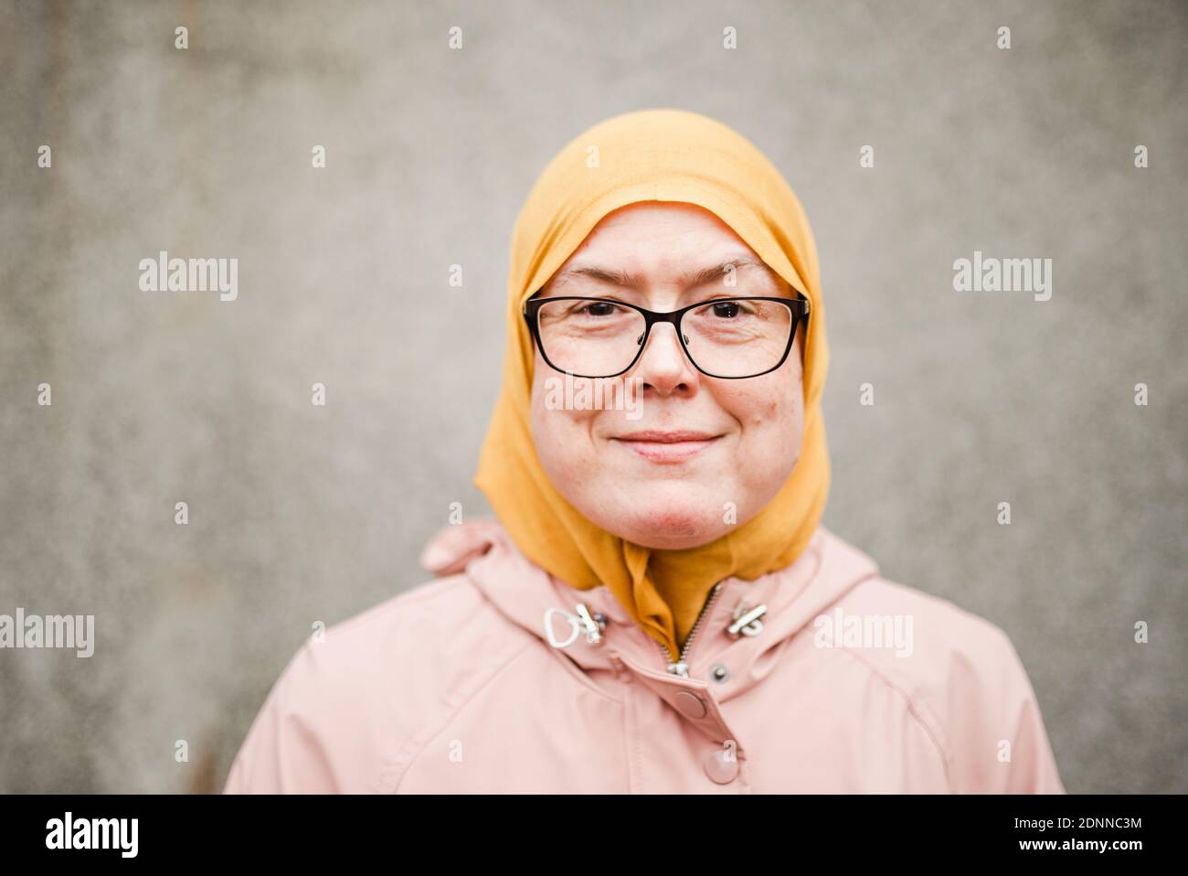 Portrait von Frau hijab tragen Stockfoto