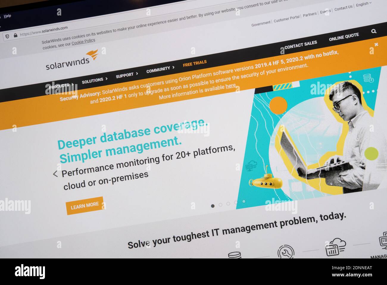 Die Website von SolarWinds, Anbieter von Netzwerk-Management-Software, zeigt eine Warnung an Benutzer ihrer Orion-Plattform, um Sicherheits-Patches herunterzuladen, nachdem die Sicherheit der Software gefährdet wurde. Es wird angenommen, dass russische Hacker Malware in die Software eingeführt haben, die Remote-Zugriff auf das Netzwerk einer Organisation ermöglicht. Stockfoto