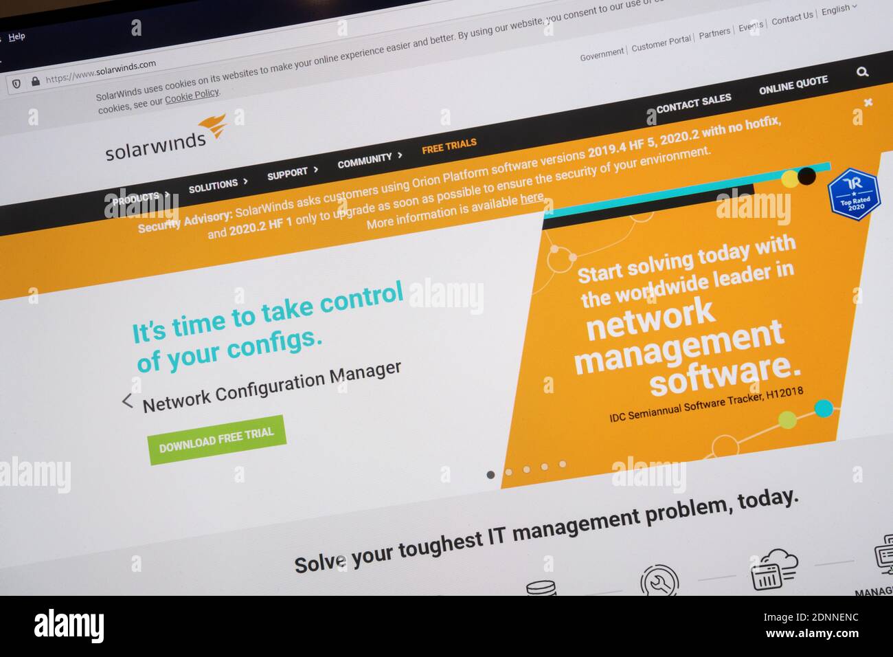 Die Website von SolarWinds, Anbieter von Netzwerk-Management-Software, zeigt eine Warnung an Benutzer ihrer Orion-Plattform, um Sicherheits-Patches herunterzuladen, nachdem die Sicherheit der Software gefährdet wurde. Es wird angenommen, dass russische Hacker Malware in die Software eingeführt haben, die Remote-Zugriff auf das Netzwerk einer Organisation ermöglicht. Stockfoto