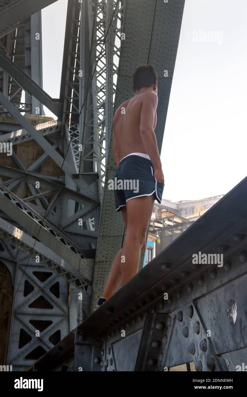 PORTUGAL, PORTO - 5. SEPTEMBER: Porto ist die zweitgrößte Stadt Portugals. Blick auf die Brücke über dem Fluss Douro mit dem Jungen am Geländer am 5. September 2016 Stockfoto