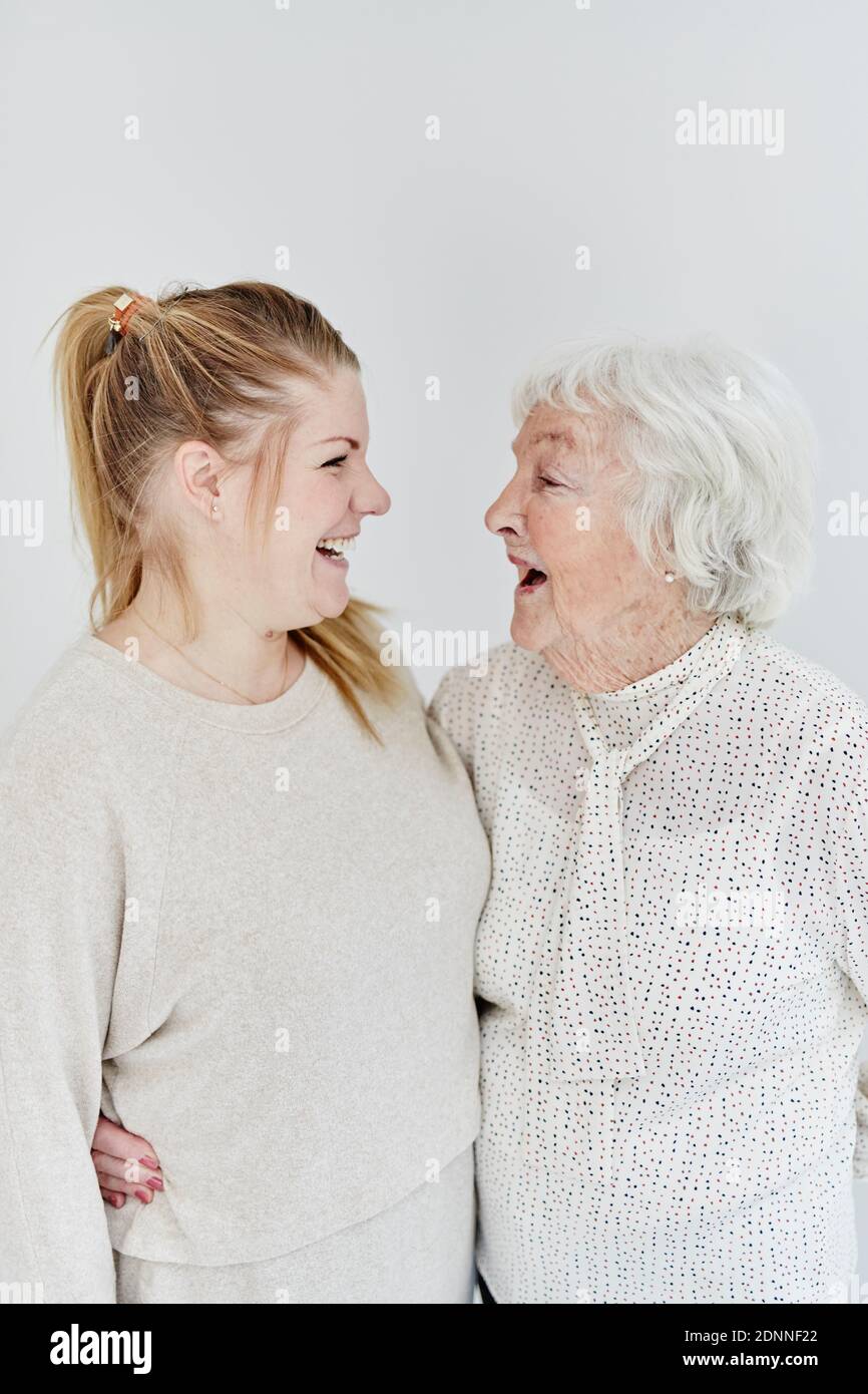 Großmutter mit Enkelin, Studioaufnahme Stockfoto