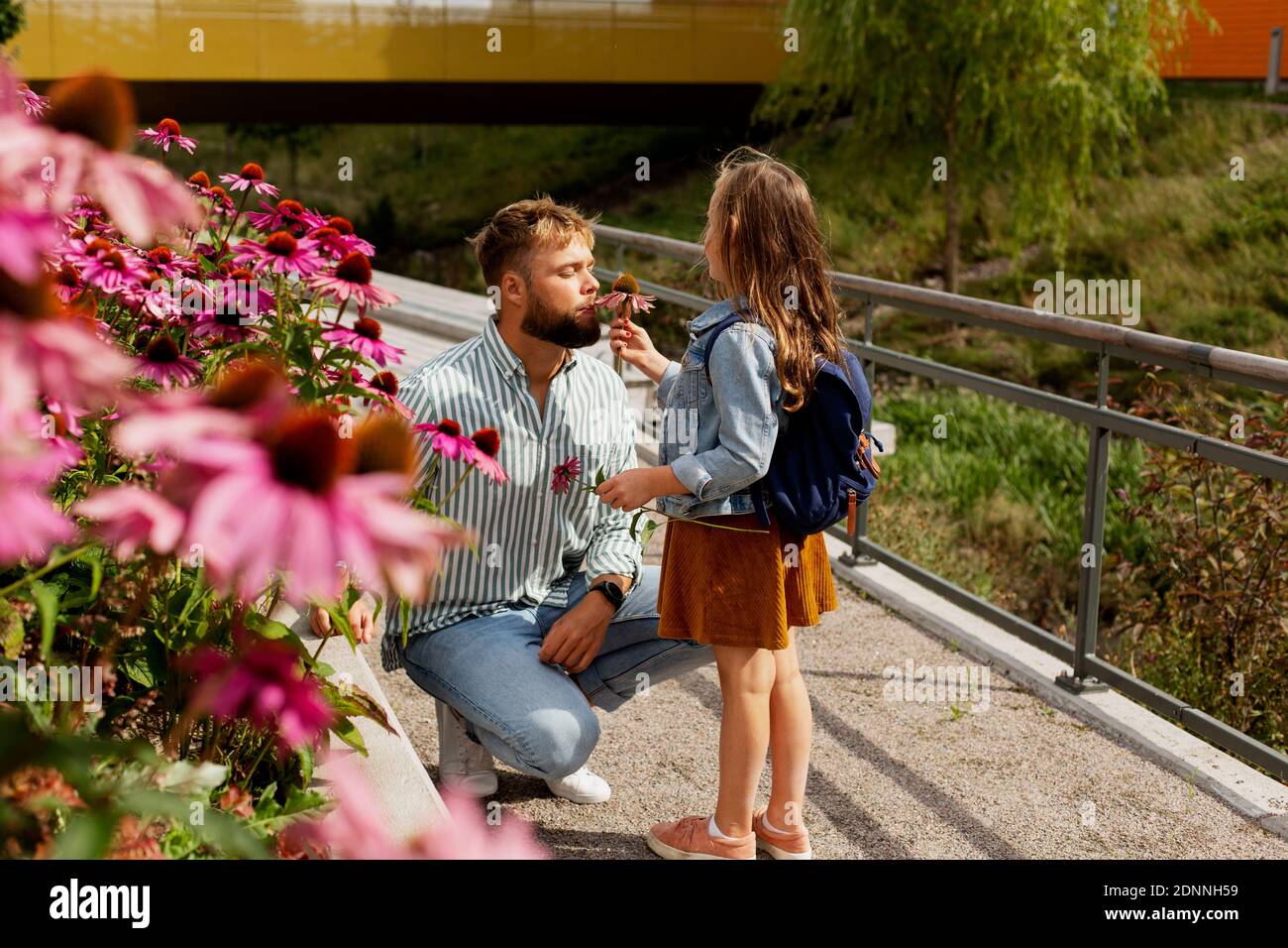 Vater riechende Blume von Tochter gehalten Stockfoto