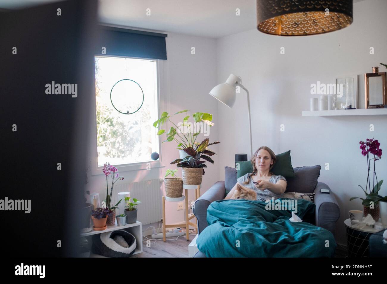 Frau Fernsehen im Wohnzimmer Stockfoto