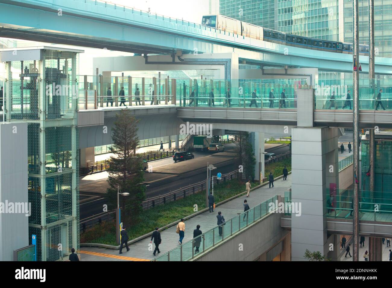 Shiodome Gegend, Shimbashi, Tokyo, Kanto Region, Honshu, Japan - Arbeiter und erhöhte Monorail in modernen Geschäfts-und Bürobereich. Stockfoto