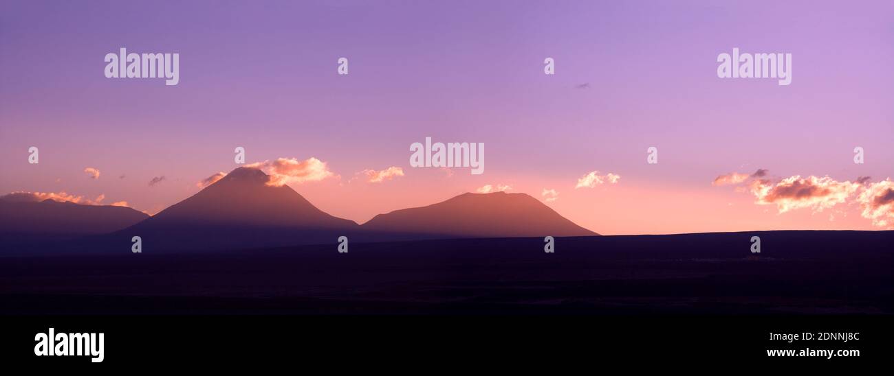 Sonnenaufgang hinter den Anden, Altiplano (Hochebene) Anden in Silhouette, Atacama-wüste, Chile, Südamerika Stockfoto