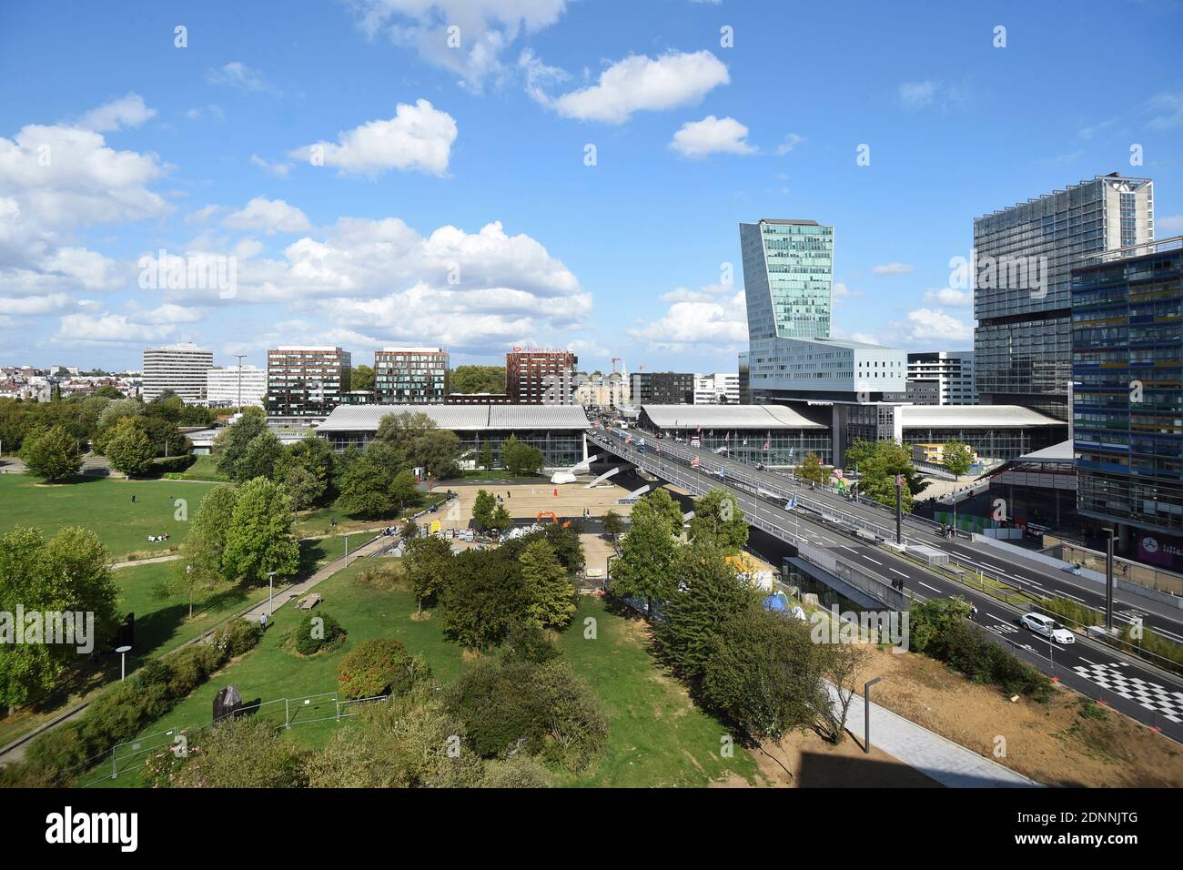 Lille (Nordfrankreich): Grünfläche im Stadtviertel Euralille mit dem Geschäftszentrum Euralille, dem Matisse Park und der Bahnlinie Lille Europe Stockfoto