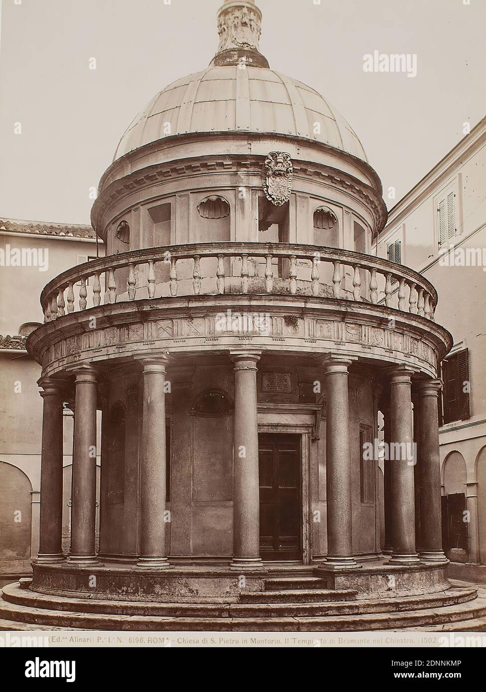Kirche S. Peter in Montorio, Tempietto di Bramante, Rom, Albumin Papier, schwarz-weiß positive Prozess, Bildgröße: Höhe: 25,80 cm; Breite: 19,20 cm, ROMA - Chiesa di S. Pietro in Montorio. Il Tempietto di Bramante nel Chiostro. (1502.) Recto mit Tinte alte Inventarnummer notiert: PH 1937,16, Architekturfotografie, Reisefotografie, Außenseite einer Kirche, Kuppel (Architektur), hist. Gebäude, Ort, Straße, Rom Stockfoto