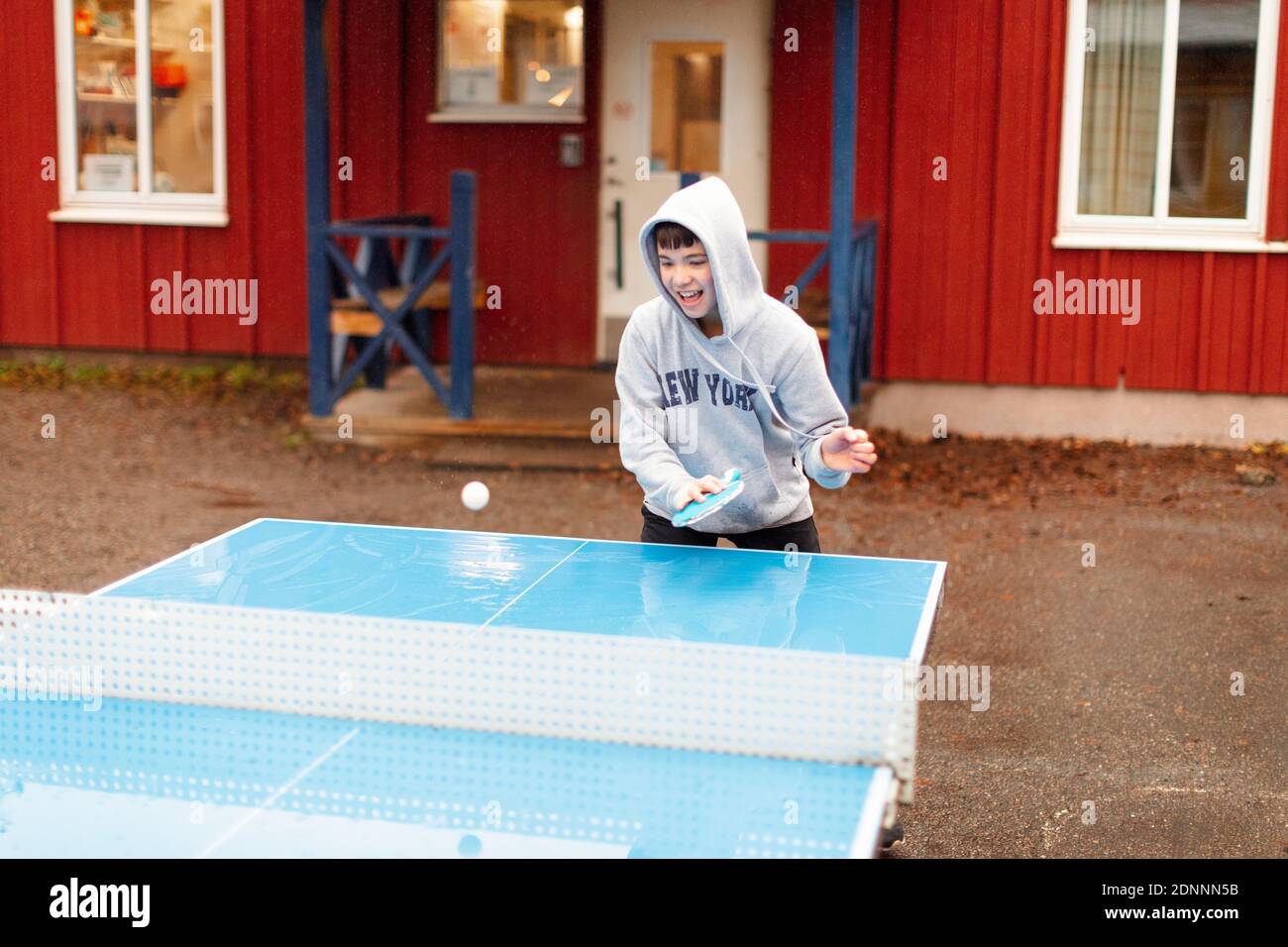 Kinder Spielen Tischtennis Stockfotos Und Bilder Kaufen Alamy