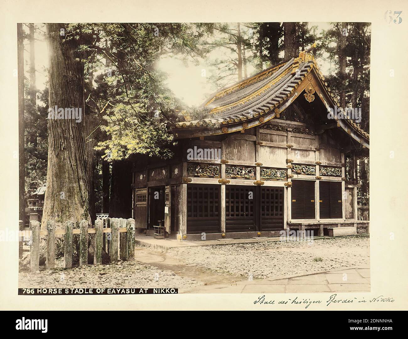 Horse stadle von Eayasu bei Nikko, Albumin-Papier, handfarbig, schwarz-weiß-positiver Prozess, Bildgröße: Höhe: 21.00 cm; Breite: 27.00 cm, Titel: recto u. li. 766 pferdestadle von Eayasu bei Nikko, beschriftet: rechto und rechts: In schwarzer Tinte: Stall des heiligen Pferdes in Nikko, beschriftet: rechto: Gedruckt in blau: 63, Reisefotografie, hist. Gebäude, Lage, Straße Stockfoto