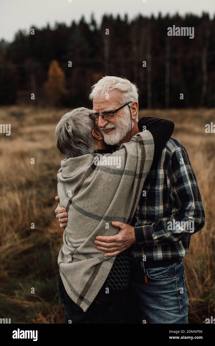 Älteres Paar, umarmen Stockfoto