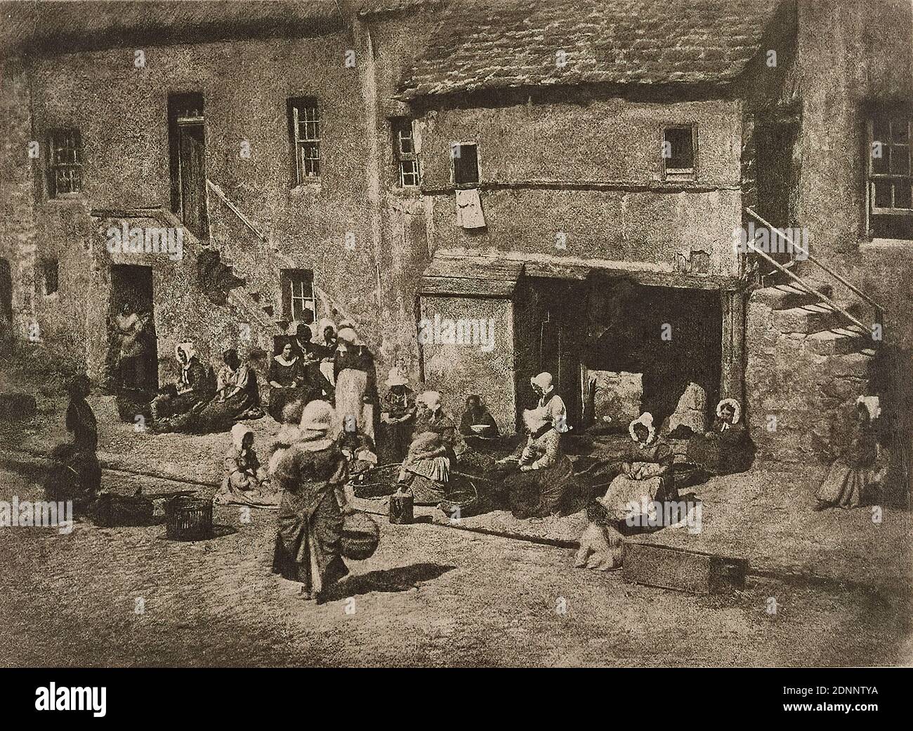 Alfred Stieglitz, David Octavius Hill, Robert Adamson, Newhaven Fisheries - North Street, Fishergate, St. Andrews, Japan paper, heliogravure, Bildgröße: Höhe: 14 cm; Breite: 19.2 cm, Inschrift: verso auf dem historischen Passe-partout: O. r. in Lead: Alt und neu Inv. Nein, Literaturhinweis; Nr. 074, Phot. David Octavius Hill (1802-1870), Edinburgh 1843 - 1848, Fisherman's Wives in Newhaven (im Fischerviertel St. Andrews), Foto D. O. Hill + Perth C. W: 09.28 ca. 1843, Heliogravur = 14 x 19.2 1/2 cm, Marken: Sammlung Juhl rückseitig und rückseitig: Sammlung Juhl, frühere Lokation Stockfoto