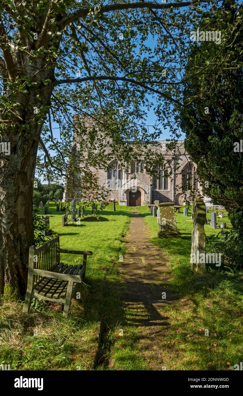 Fußweg zur St. Andrew’s Church und Friedhof im Sommer Greystoke Cumbria England Großbritannien GB Großbritannien Stockfoto