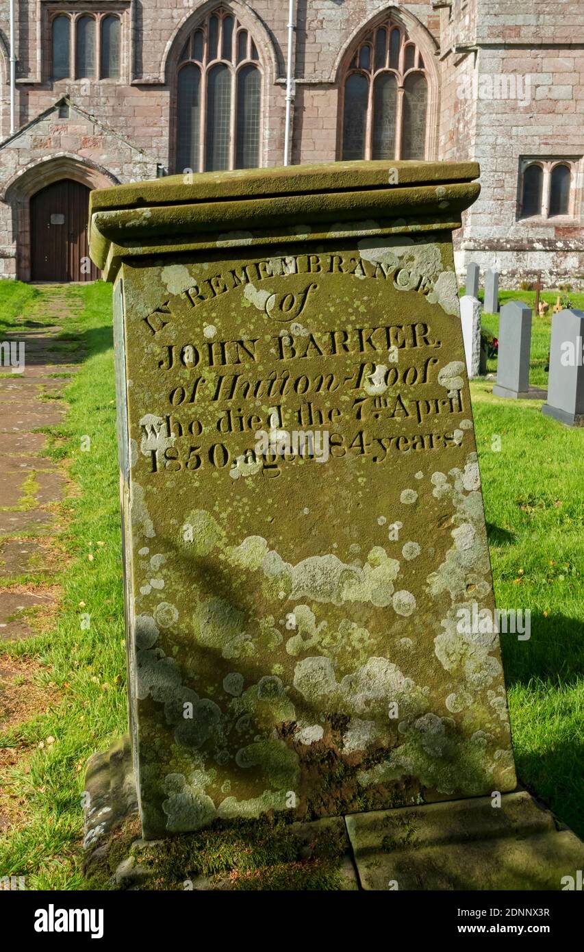 Nahaufnahme des Grabsteins auf dem Friedhof von St. Andreas Kirche Greystoke Cumbria England Vereinigtes Königreich GB Großbritannien Stockfoto
