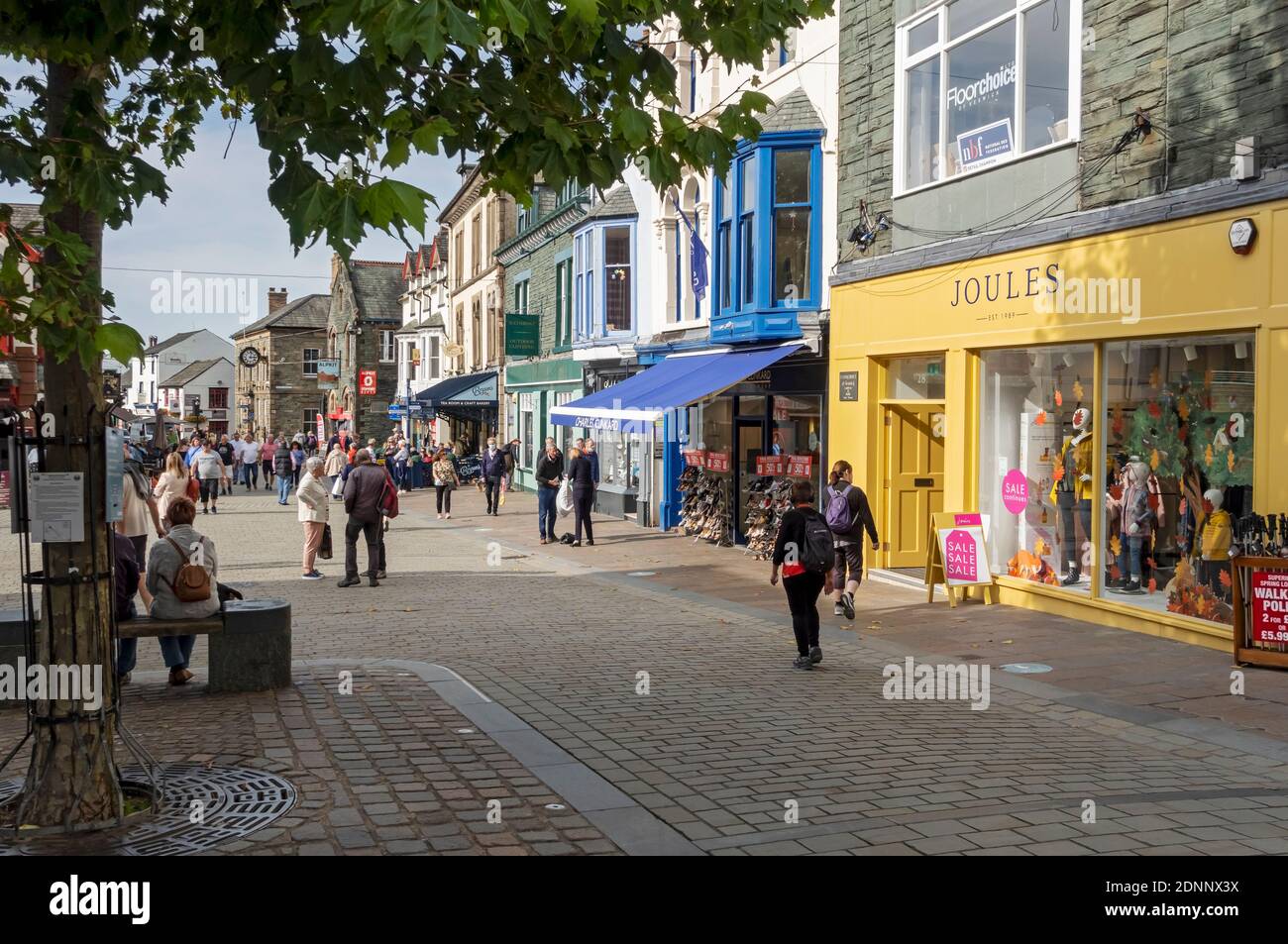Menschen Touristen Besucher zu Fuß in der Innenstadt im Herbst Keswick Cumbria England Großbritannien GB Großbritannien Stockfoto