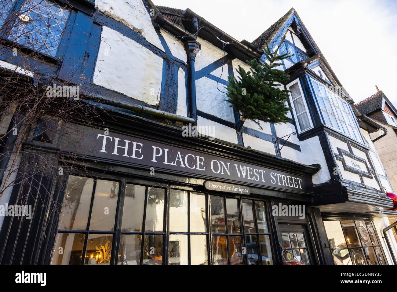 The Place in der West Street, ein dekoratives Antiquitätengeschäft in historischen schwarz-weißen Fachwerkgebäuden, West Street, Midhurst, eine Stadt in West Sussex Stockfoto