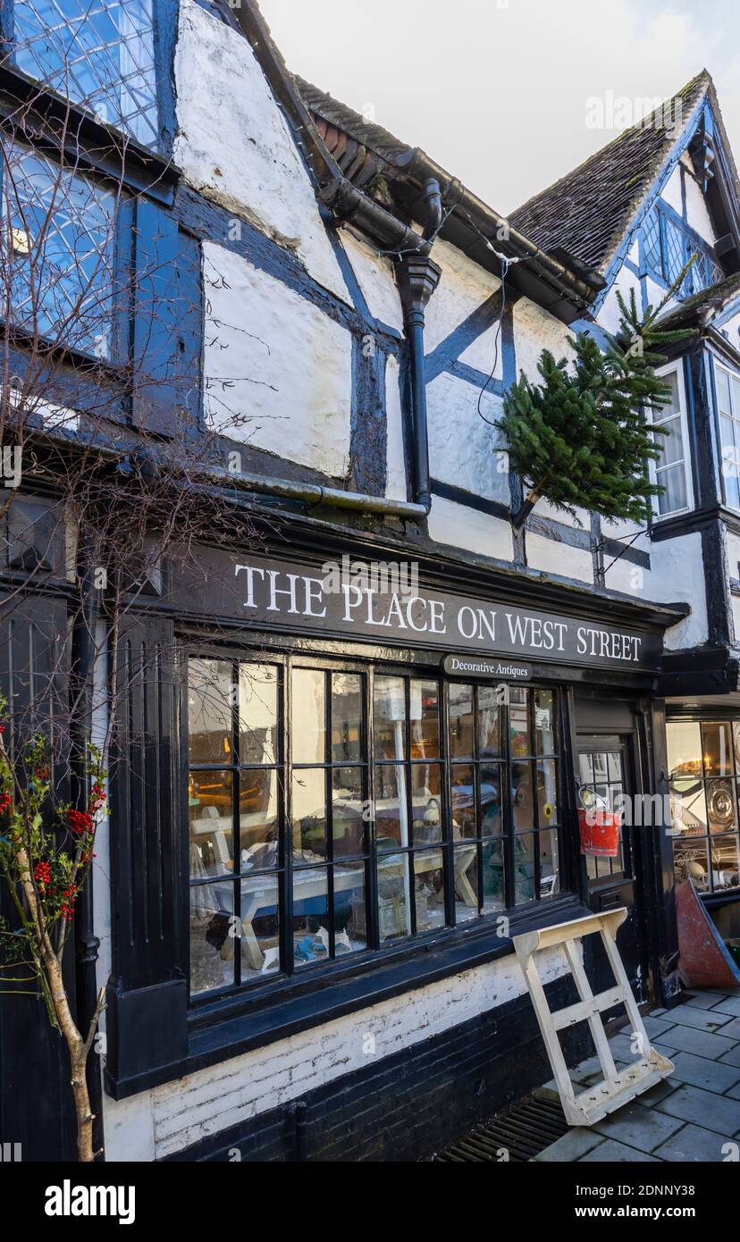 The Place in der West Street, ein dekoratives Antiquitätengeschäft in historischen schwarz-weißen Fachwerkgebäuden, West Street, Midhurst, eine Stadt in West Sussex Stockfoto