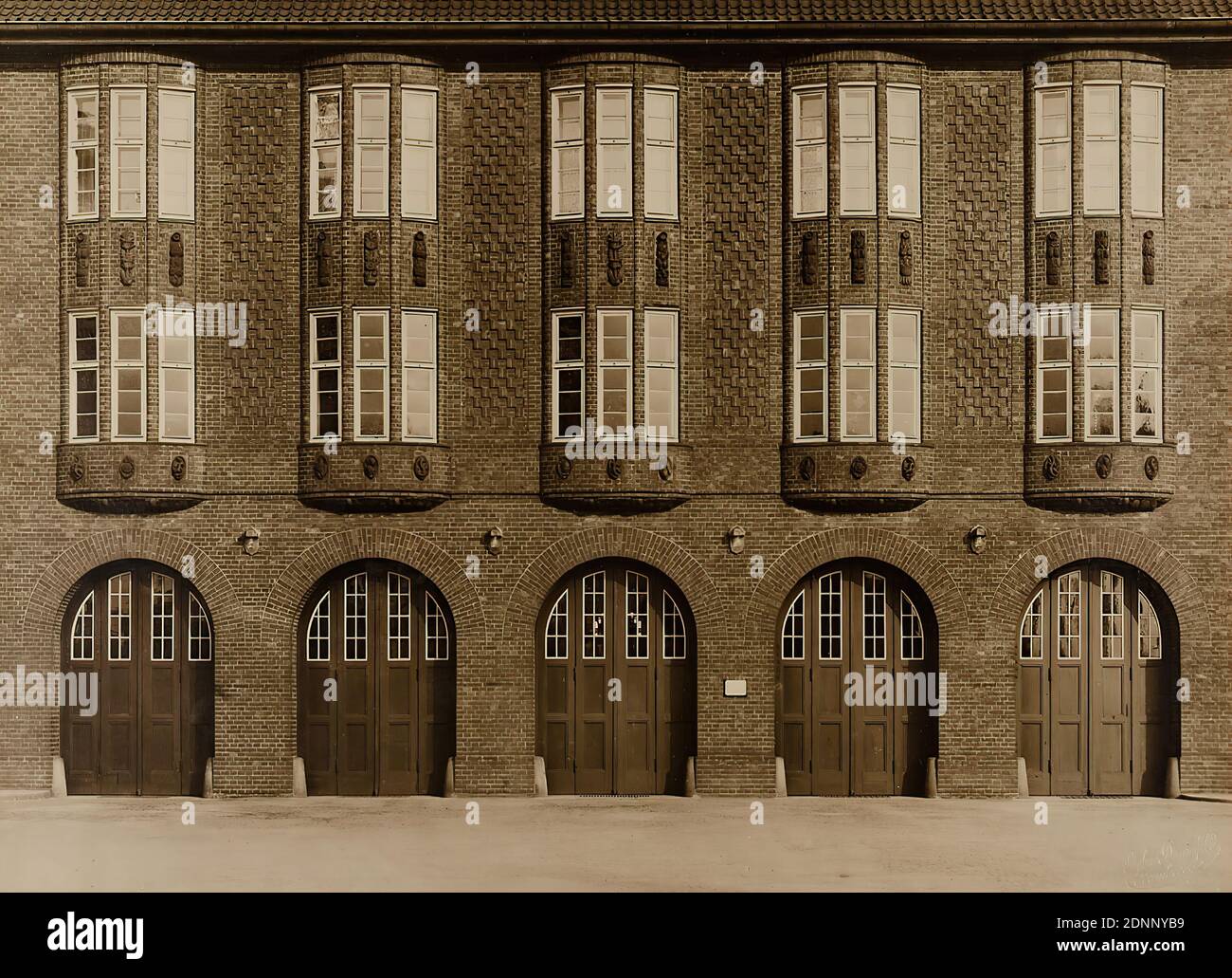 Fotoatelier Gebr. Dransfeld, Hauptfeuerwache, Berliner Tor, Hamburg-St. Georg, Silbergelatinepapier, schwarz-weiß-positiv, Bildgröße: Höhe: 21.50 cm; Breite: 29.00 cm, Trockenstempel: recto unten rechts: Gebr. Dransfeld, Hamburg, beschriftet: verso auf Karton: In Tinte o.: Foto: Dransfeld, Hamburg; in der Mitte: Hauptfeuerwache am Lübeckertor Hamburg, Architekt, Bauleiter Fritz Schumacher Hamburg, Bildhauer Kuöhl Hamburg, beschriftet: recto auf Karton: Oben links: Ka 143 und unten rechts Hinweis Rückseite, Architekturfotografie, Fassade, Haus, Gebäude Stockfoto