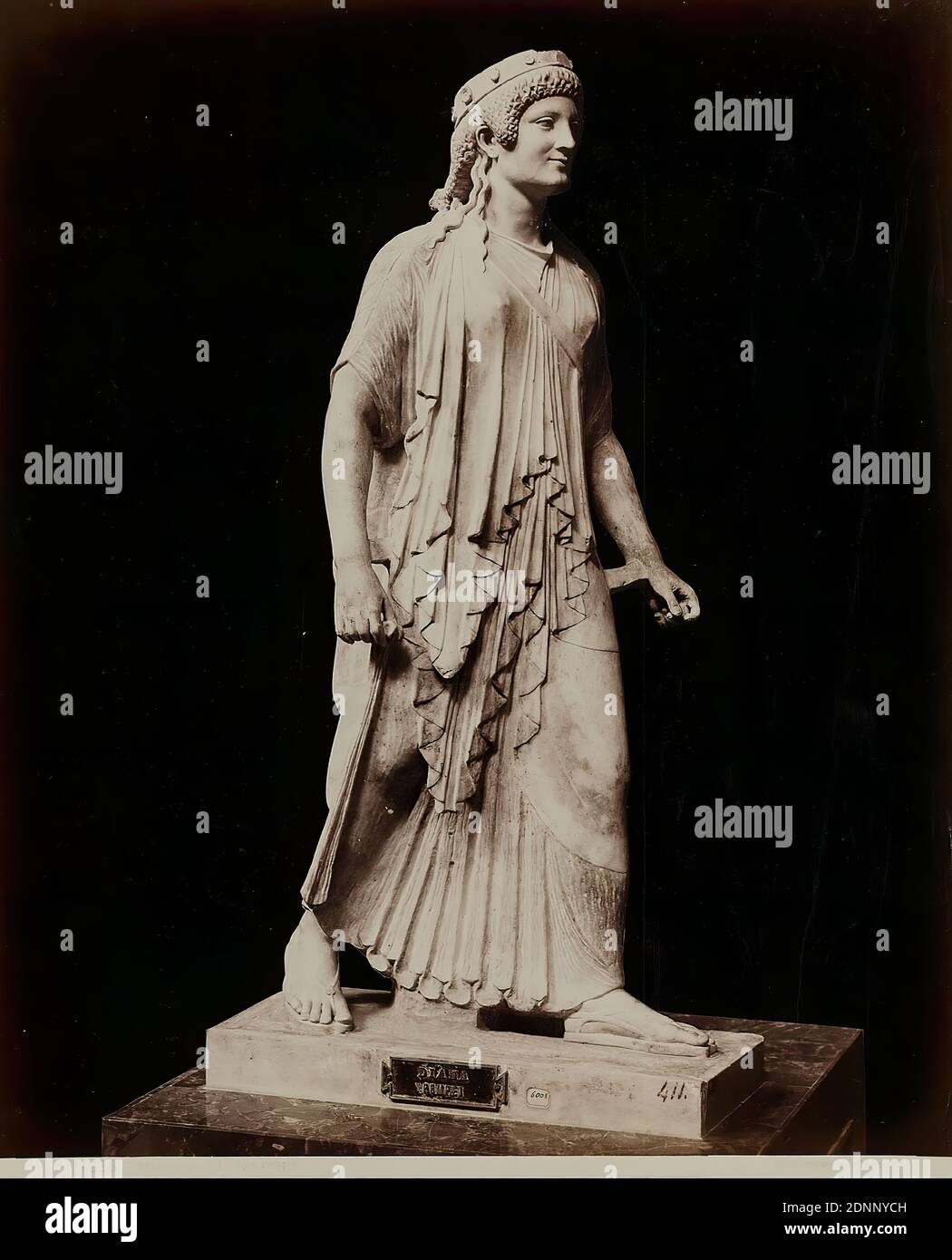 Giorgio Sommer, Museo di Napoli - Diana di Pompei, Albumin Papier, schwarz-weiß positive Prozess, Bildgröße: Höhe: 25,50 cm; Breite: 20,60 cm, beschriftet: recto und: Exponiert: 11226 Museo di Napoli Sommer - Napoli, Inventar, Skulptur, Bildhauerkunst, Bildhauerkunst, Geschichte von Diana (Artemis), archäologische Ausgrabungen Stockfoto