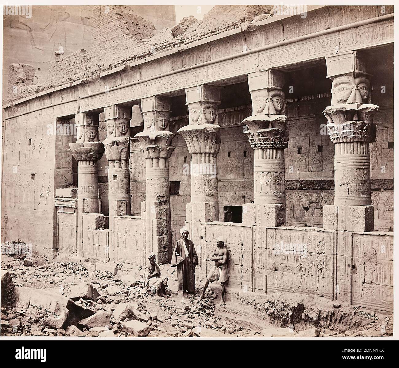 Francis Bedford, Philae - Kolonnade des Großen Hofes des Tempels von Isis, Albumin-Papier, schwarz-weiß-positive Prozess, Bildgröße: Höhe: 23.80 cm; Breite: 28.00 cm, beschriftet: recto: Linke untere Ecke des Bildes kopiert in: Philae. Mär 13/62, untere rechte Ecke des kopierten Bildes: -18- F Bedford; untere rechte Ecke des Bildträgers kopiert: Bedfords Fotografien von der Tour im Osten von S.R.H. dem Prinzen von Wales. Philae - Kolonnade des Großen Hofes des Tempels von Isis. - Nr. 18 Day & Son, Lithographen zur Queen, Gate Street, London, W.C, oberer linker Bildrand Stockfoto