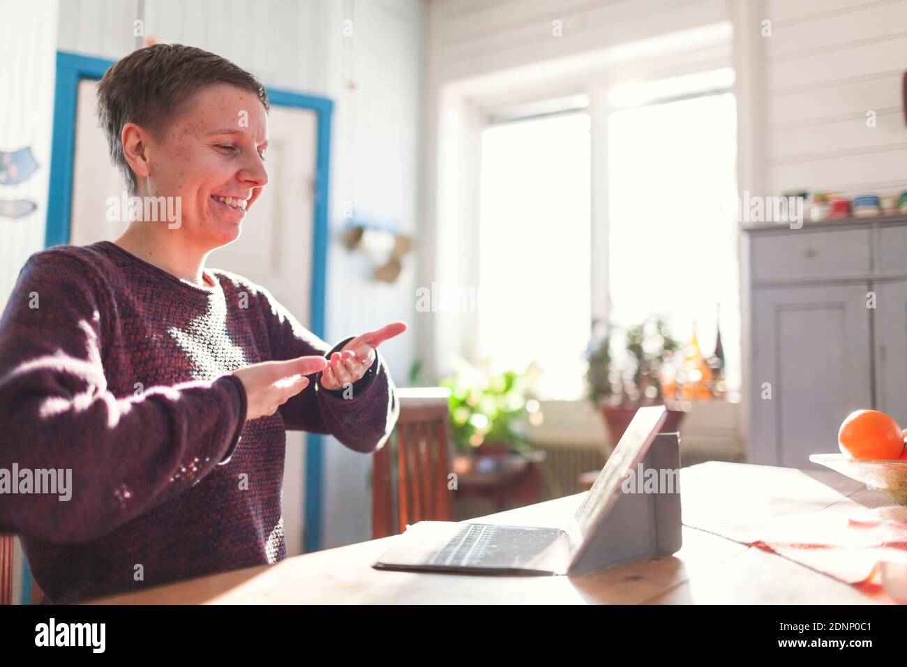 Frau mit Zeichen Sprache Gespräch per Videoanruf am Computer Stockfoto