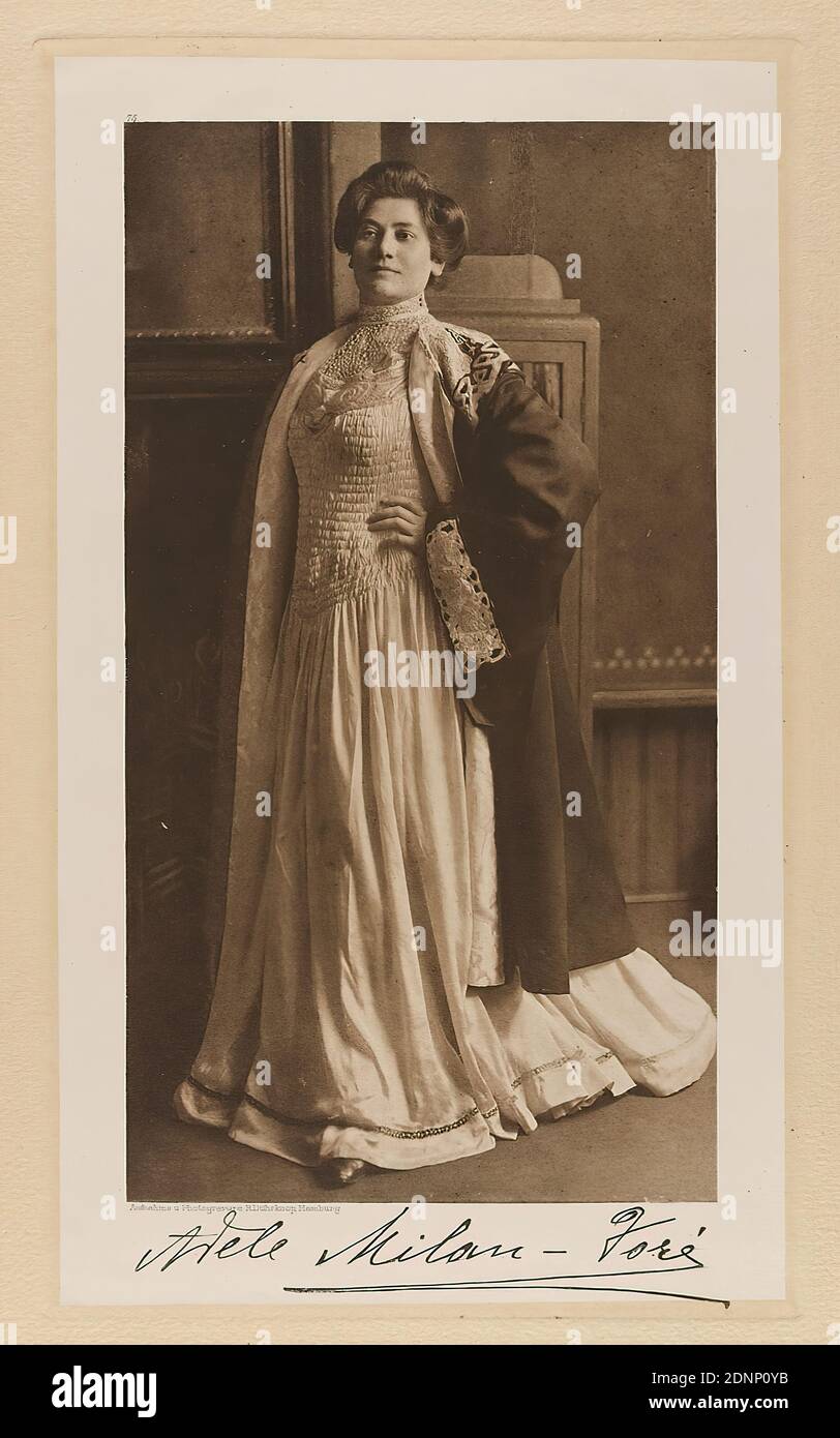 Rudolph Dührkoop, Frau Adéle Doré, Heldin und Mitglied des Deutschen Schauspielhauses aus der Mappe Hamburgische Männer und Frauen am Anfang des XX. Jahrhundert, Staatliche Landesbildstelle Hamburg, Sammlung zur Geschichte der Fotografie, Papier, Heliogravure, Bildgröße: Höhe: 22,60 cm; Breite: 12,40 cm, signiert: recto unterhalb des Bildes: Exponierte Signatur des Sitters, beschriftet: recto: Auf Druckplatte graviert, unterhalb des Bildes: Fotografie und Fotogravur R. Dührkoop, Hamburg, oben links über Bild 75; Oben rechts in der Ecke in Lead:50 Stockfoto