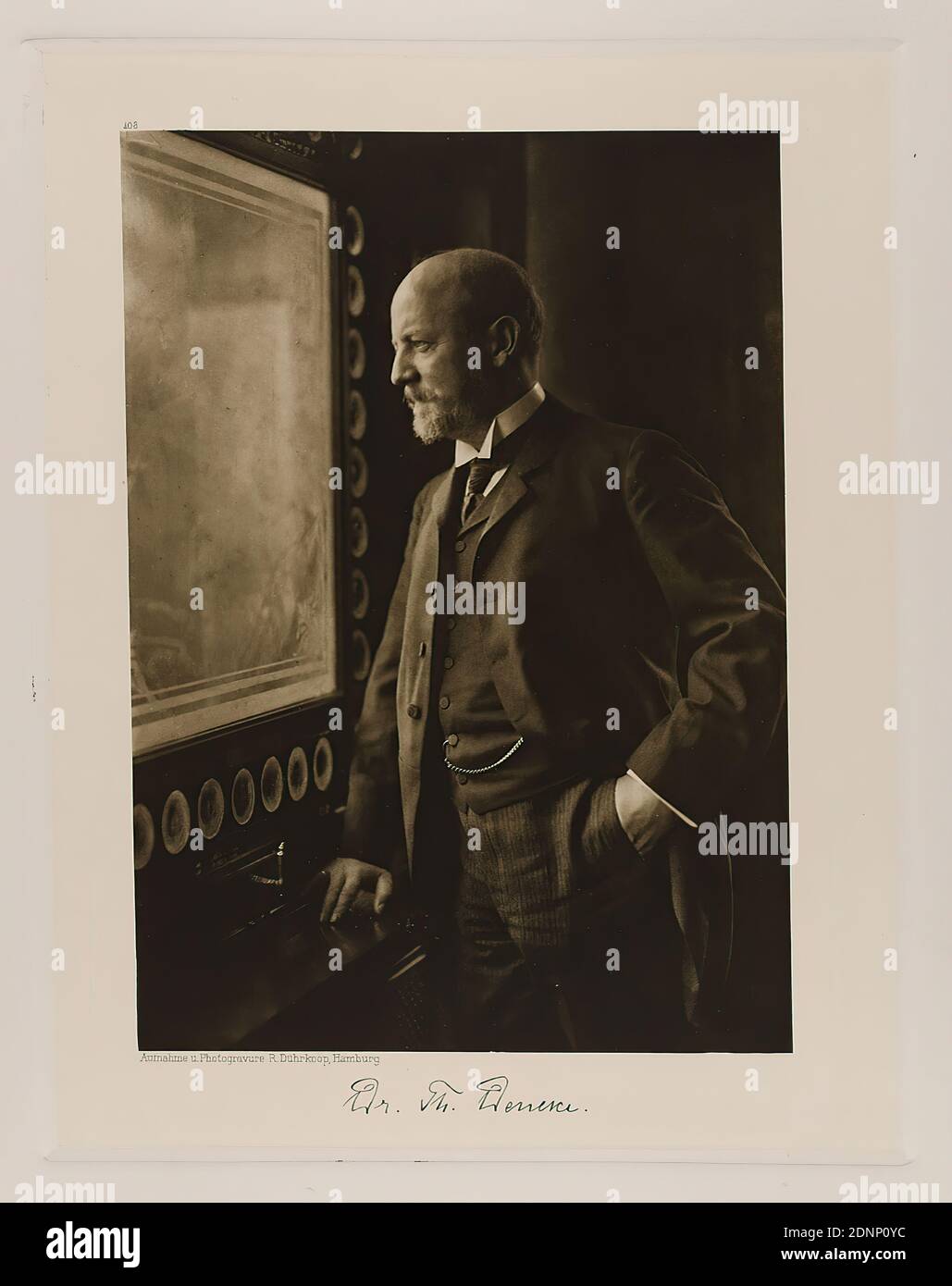 Rudolph Dührkoop, Dr. med. Th. Denecke, Direktor des Allgemeinen Krankenhauses St. Georg aus dem Portfolio Hamburgische Männer und Frauen am Anfang des XX. Jahrhundert, Staatliche Landesbildstelle Hamburg, Sammlung zur Geschichte der Fotografie, Papier, Heliotief, Bildgröße: Höhe: 22,00 cm; Breite: 15,70 cm, signiert: recto unterhalb des Bildes: Exponierte Signatur des Sitters, beschriftet: recto: Auf Druckplatte graviert, unterhalb des Bildes: Fotografie und Fotogravur R. Dührkoop, Hamburg, oben links über Bild 103; Oben rechts in der Ecke Stockfoto