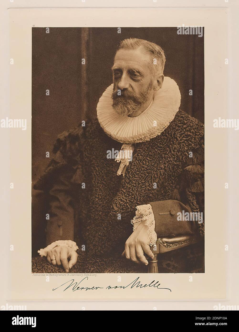 Rudolph Dührkoop, Senator Dr. Werner von Melle aus der Mappe Hamburgische Männer und Frauen am Anfang des XX. Jahrhundert, Staatliche Landesbildstelle Hamburg, Sammlung zur Geschichte der Photographie, Papier, Heliogravure, Bildgröße: Höhe: 20,90 cm; Breite: 14,70 cm, signiert: recto unterhalb des Bildes: Aufgedruckte Unterschrift des Sitters, beschriftet: recto: Auf Druckplatte graviert, unterhalb des Bildes: Fotografie und Fotogravur R. Dührkoop, Hamburg, oben links Bild 41.; Oben rechts in der Ecke notiert in Lead:17 Stockfoto