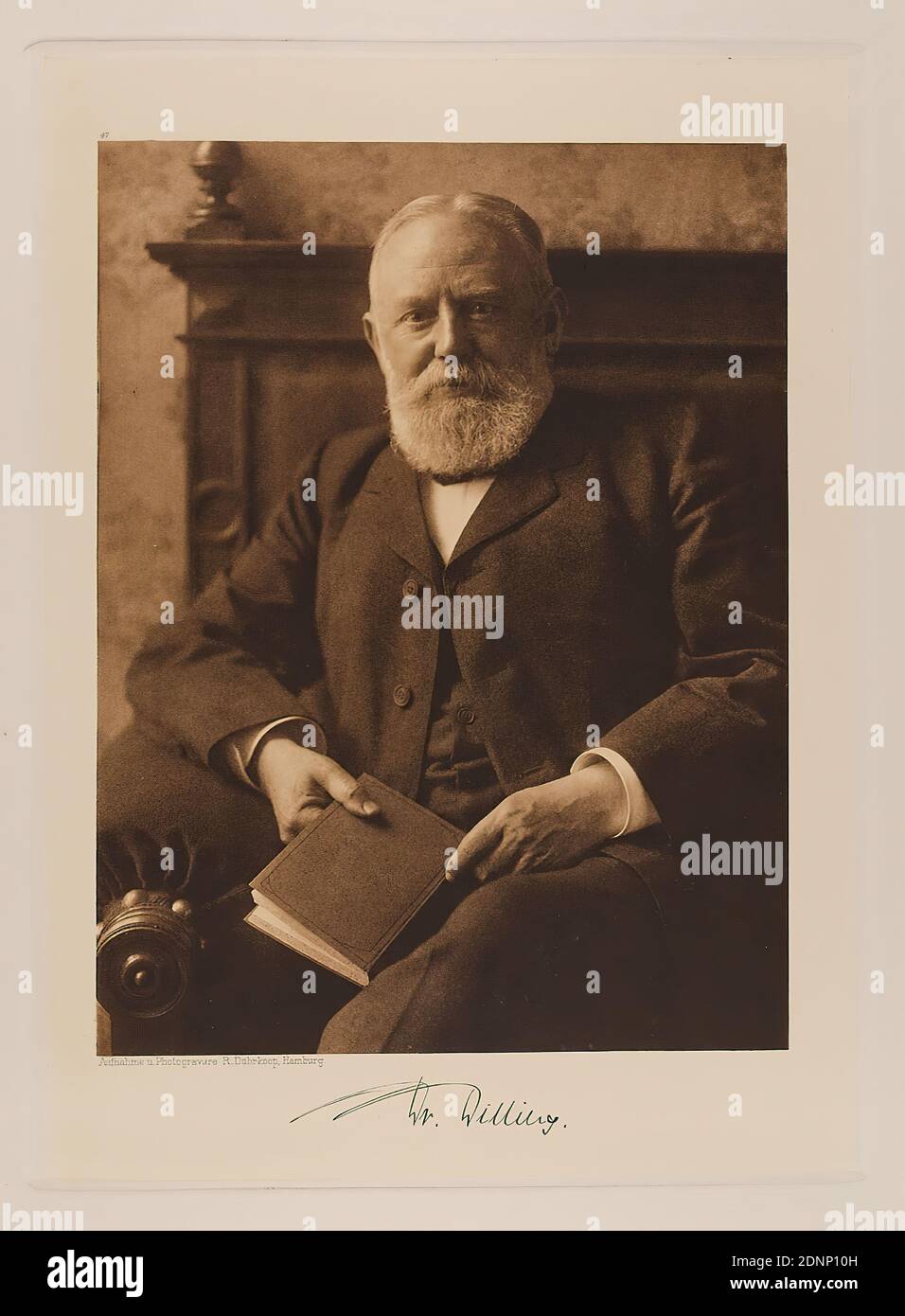 Rudolph Dührkoop, Professor Dr. G. Dilling, Schulrat aus dem Portfolio Hamburgische Männer und Frauen am Anfang des XX. Jahrhundert, Staatliche Landesbildstelle Hamburg, Sammlung zur Geschichte der Fotografie, Papier, Heliogravure, Bildgröße: Höhe: 21,50 cm; Breite: 16,30 cm, signiert: recto unterhalb des Bildes: Exponierte Signatur des Sitters, beschriftet: recto: Auf Druckplatte graviert, unterhalb des Bildes: Fotografie und Fotogravur R. Dührkoop, Hamburg, oben links über Bild 47; Oben rechts in der Ecke notiert in Lead:48 Stockfoto