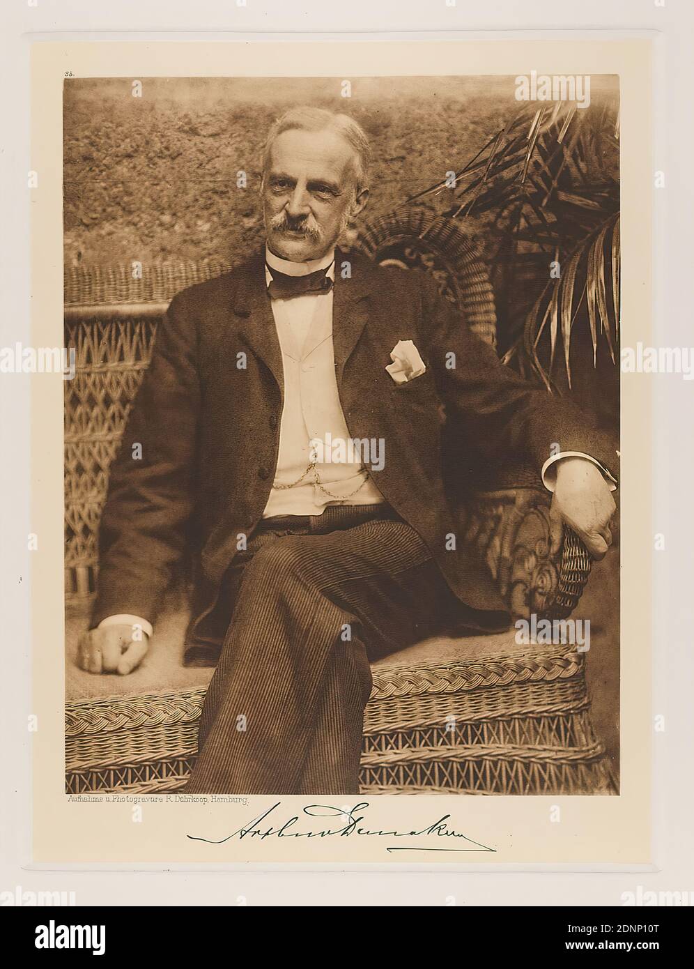 Rudolph Dührkoop, Direktor Arthur Duncker, Mitglied der Handelskammer aus dem Portfolio Hamburgische Männer und Frauen am Anfang des XX. Jahrhundert, Staatliche Landesbildstelle Hamburg, Sammlung zur Geschichte der Fotografie, Papier, Heliotief, Bildgröße: Höhe: 21,10 cm; Breite: 16,40 cm, signiert: recto unterhalb des Bildes: Exponierte Signatur des Sitters, beschriftet: recto: Auf Druckplatte graviert, unterhalb des Bildes: Fotografie und Fotogravur R. Dührkoop, Hamburg, oben links über Bild 35; Oben rechts in der Ecke notiert in Führung: 51 Stockfoto