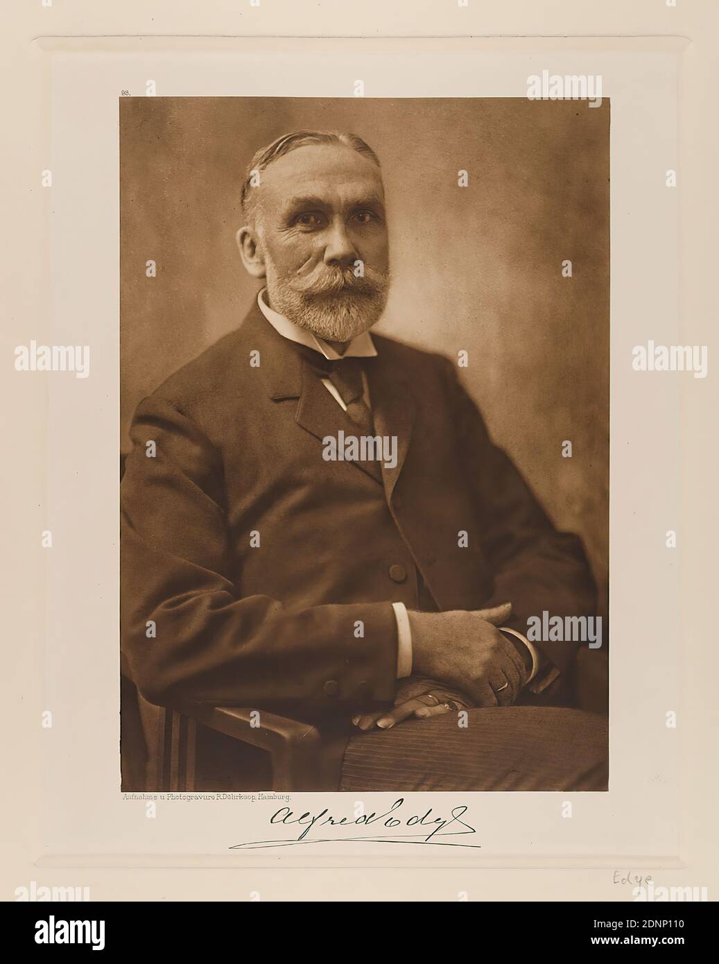 Rudolph Dührkoop, J. Alfred Edye i. F. Rob. M. Sloman, jr. Aus der Mappe Hamburgische Männer und Frauen am Anfang des XX. Jahrhundert, Staatliche Landesbildstelle Hamburg, Sammlung zur Geschichte der Fotografie, Papier, Heliogravure, Bildgröße: Höhe: 21,10 cm; Breite: 16,40 cm, signiert: recto unterhalb des Bildes: Exponierte Signatur des Sitters, beschriftet: recto: Auf Druckplatte graviert, unterhalb des Bildes: Fotografie und Fotogravur R. Dührkoop, Hamburg, oben links über Bild 93; Oben rechts in der Ecke notiert in Führung: 52 Stockfoto