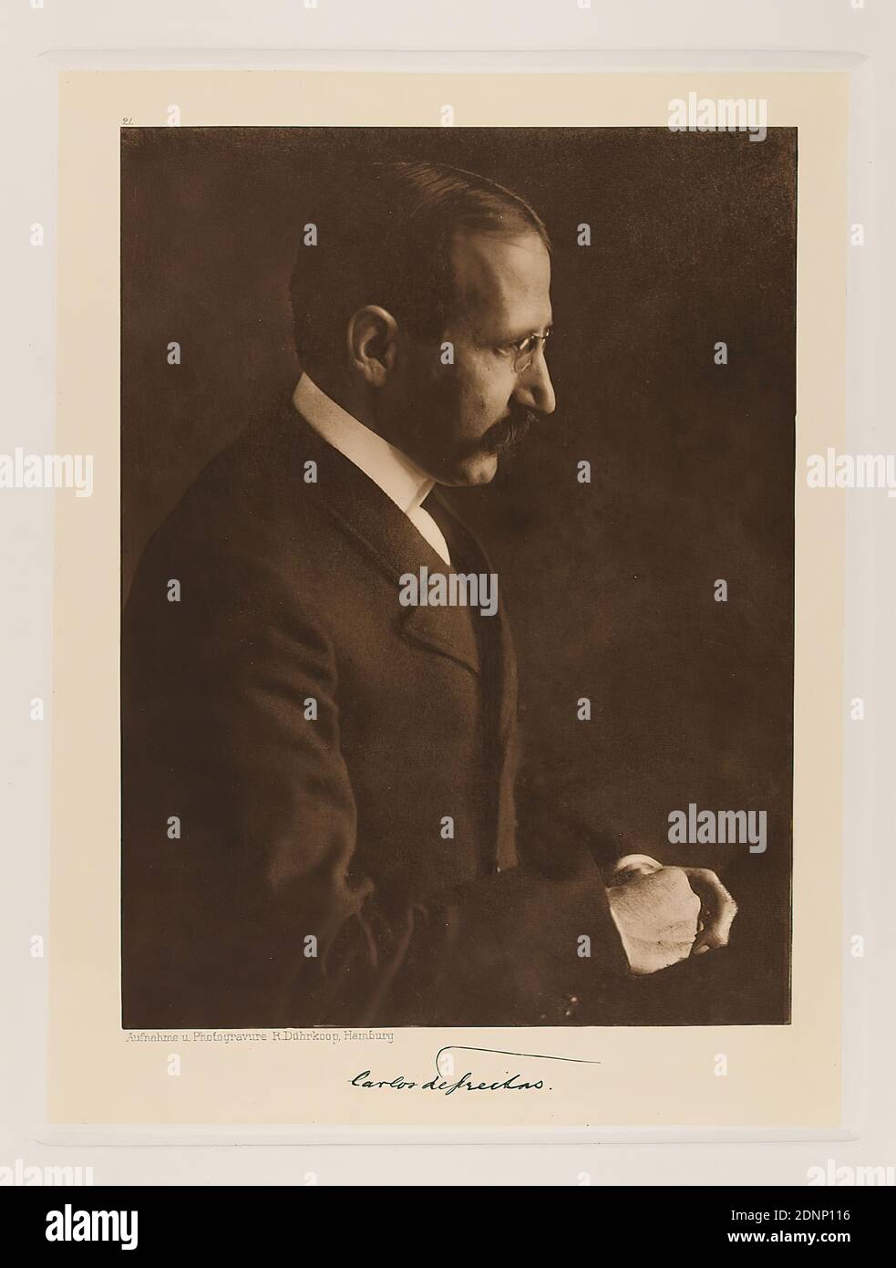 Rudolph Dührkoop, Carlos de Freitas, Schiffseigner aus dem Portfolio Hamburgische Männer und Frauen am Anfang des XX. Jahrhundert, Staatliche Landesbildstelle Hamburg, Sammlung zur Geschichte der Fotografie, Papier, Heliotief, Bildgröße: Höhe: 20,60 cm; Breite: 14,30 cm, signiert: recto unterhalb des Bildes: Exponierte Signatur des Sitters, beschriftet: recto: Auf Druckplatte graviert, unterhalb des Bildes: Fotografie und Fotogravur R. Dührkoop, Hamburg, oben links über Bild 21; Oben rechts in der Ecke vermerkt in Blei:58, Stempel: recto: Handschriftlich Ergänzung: Inv.Nr. und Hinweis auf Repro, Portrait Stockfoto